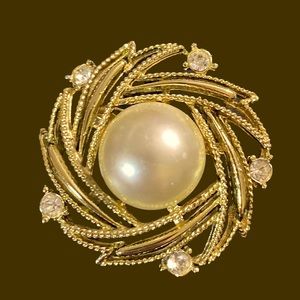 Pearl and Rhinestone Brooch Pin in gold Tone Setting